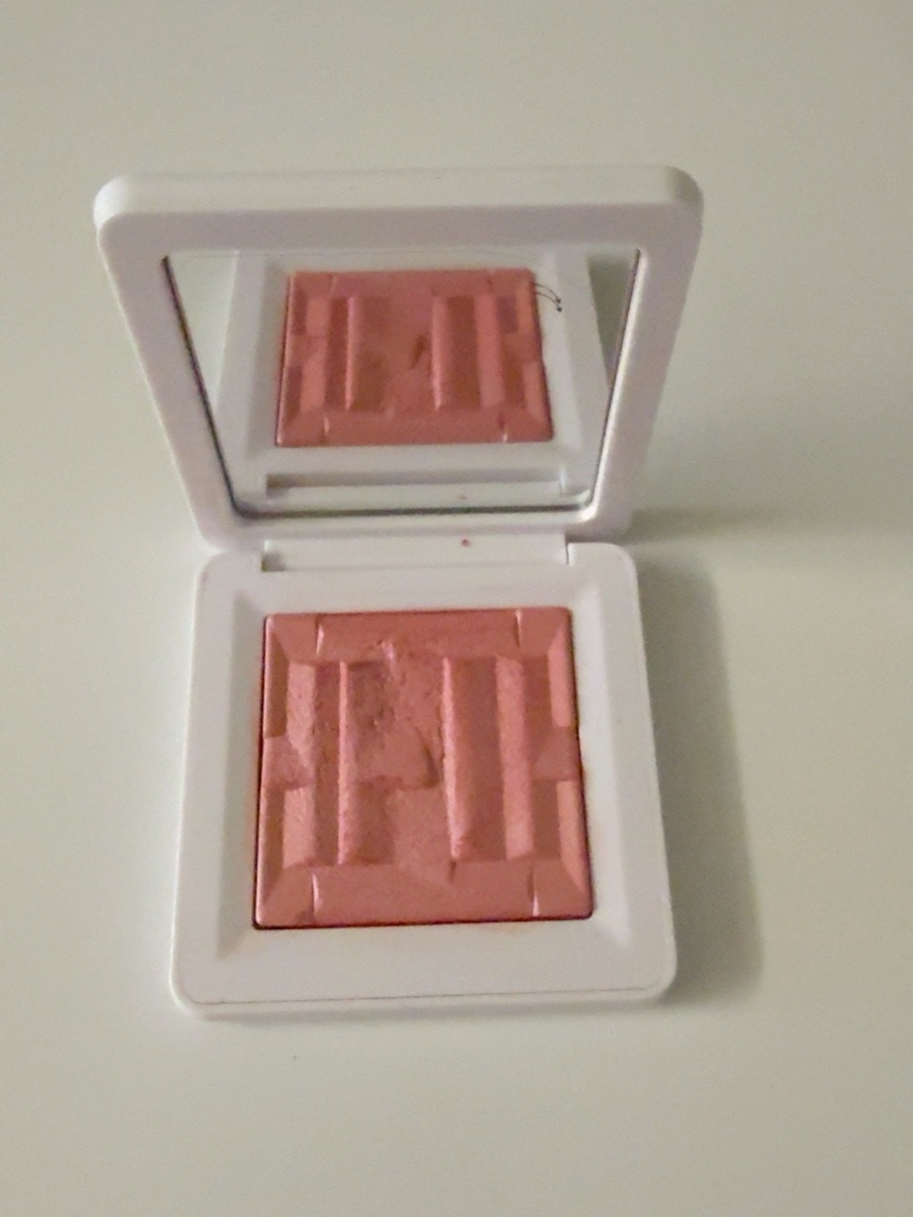 Fenty Beauty Rose Quartz Luminous Highlighter (Light Magenta Glow) - Picture 3 of 3